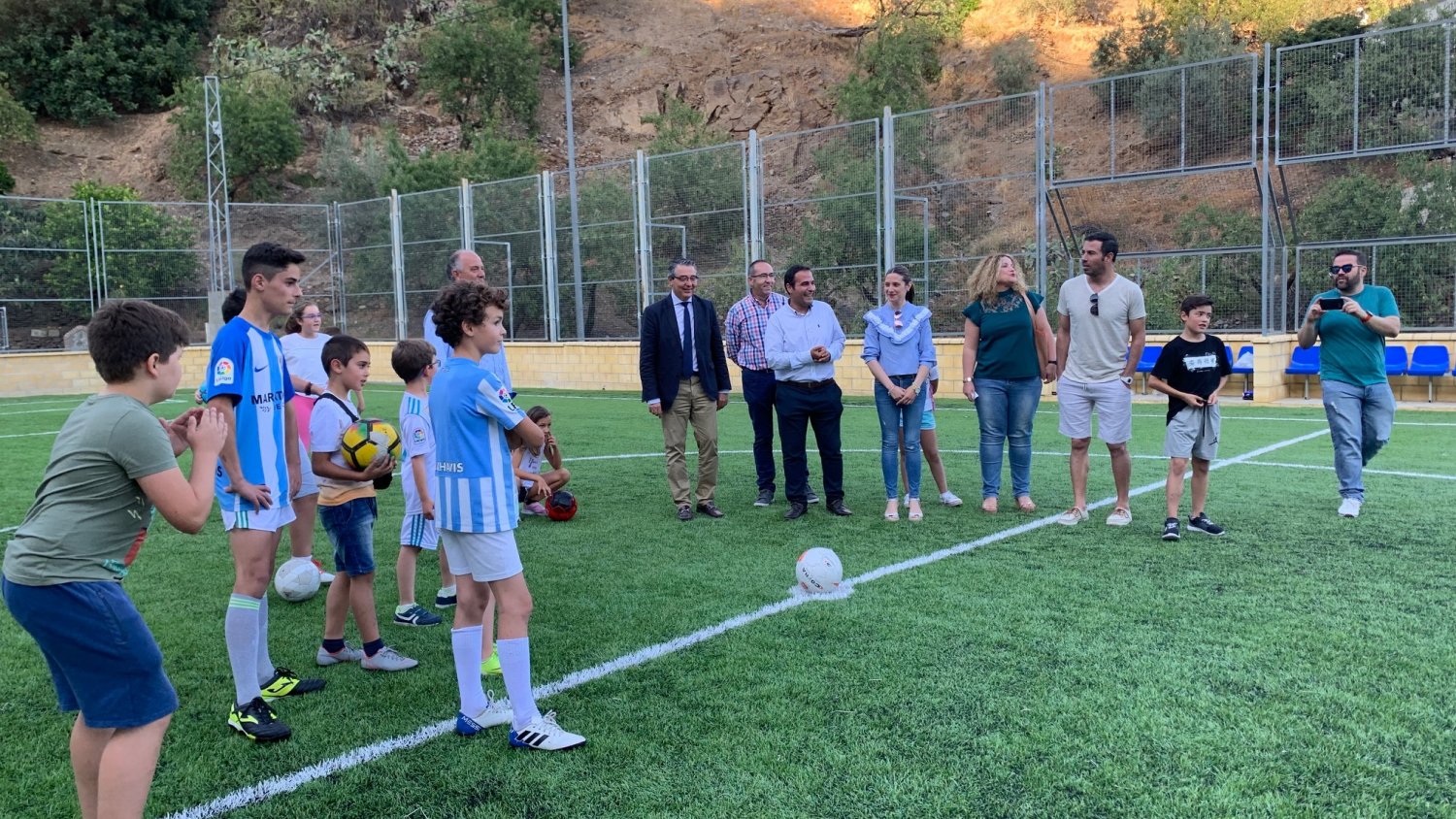 La Diputación de Málaga renueva el terreno de juego del campo de fútbol de Salayonga