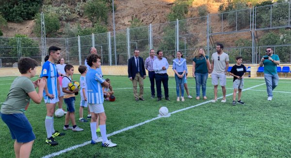 La Diputación de Málaga renueva el terreno de juego del campo de fútbol de Salayonga