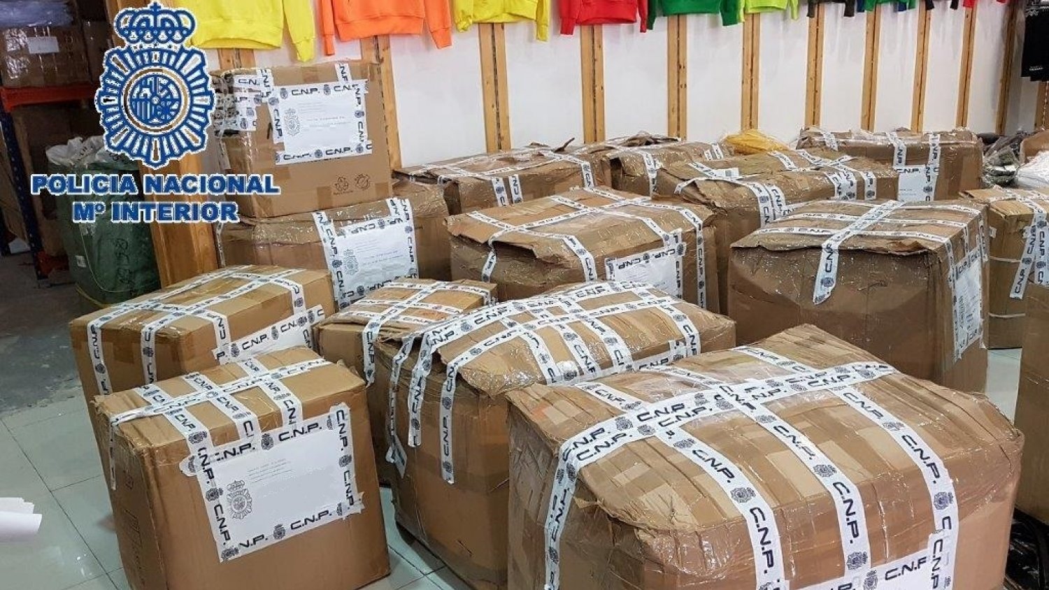 La Policía Nacional se incauta de 7.049 prendas textiles falsificadas en un polígono en Málaga