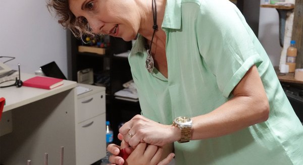 Un estudio de la Universidad de Málaga demuestra que el uso continuado del móvil produce daños en el pulgar