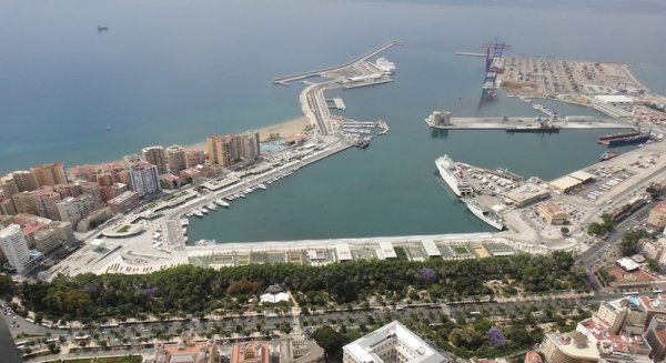 El Gobierno autoriza la contratación de dos trabajadores en el Puerto de Málaga para permitir el tráfico de mercancías durante los fines de semana