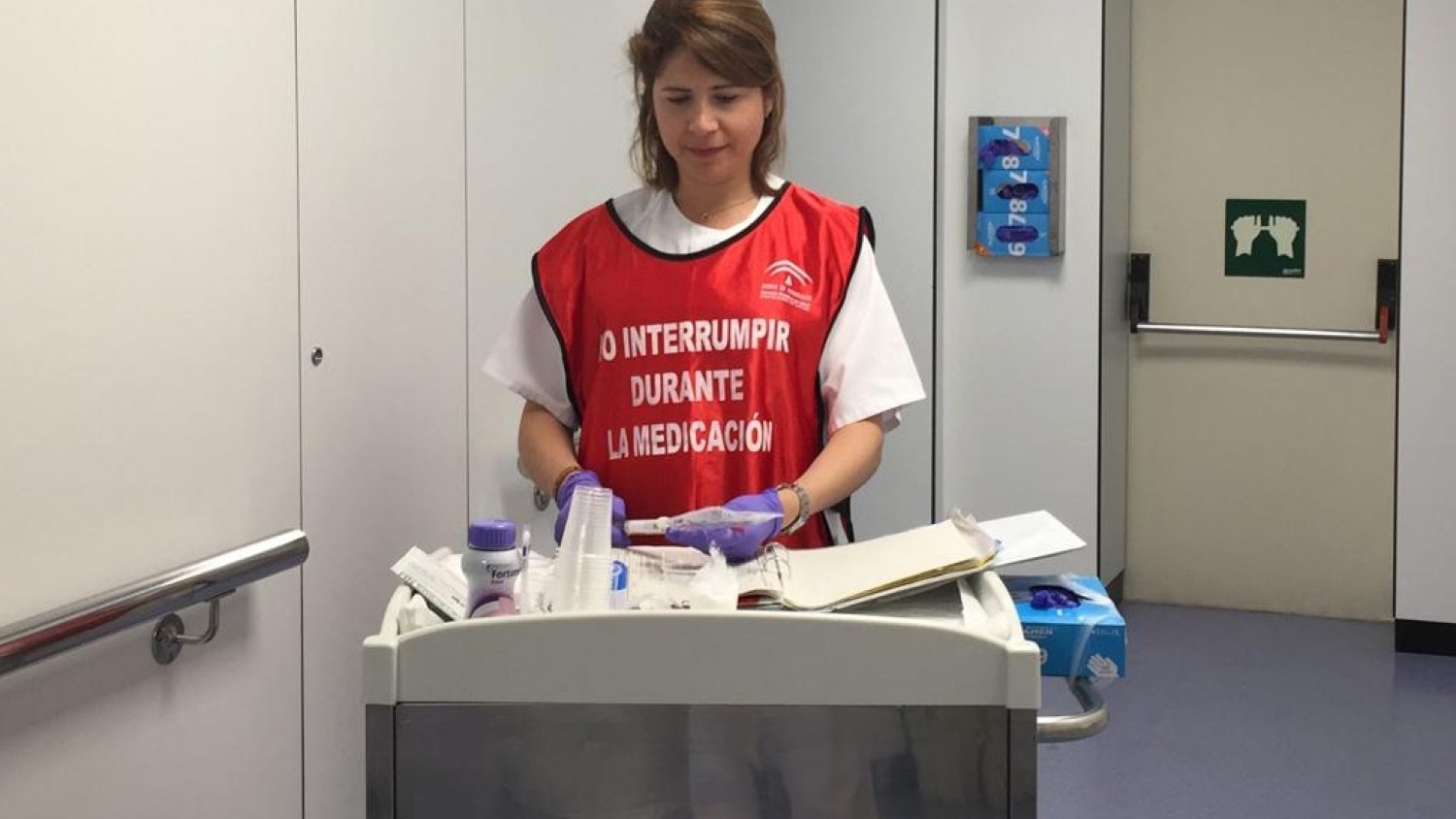 Las enfermeras del Hospital Regional de Málaga se pondrán un chaleco identificativo cuando estén administrando tratamiento farmacológico