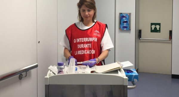 Las enfermeras del Hospital Regional de Málaga se pondrán un chaleco identificativo cuando estén administrando tratamiento farmacológico