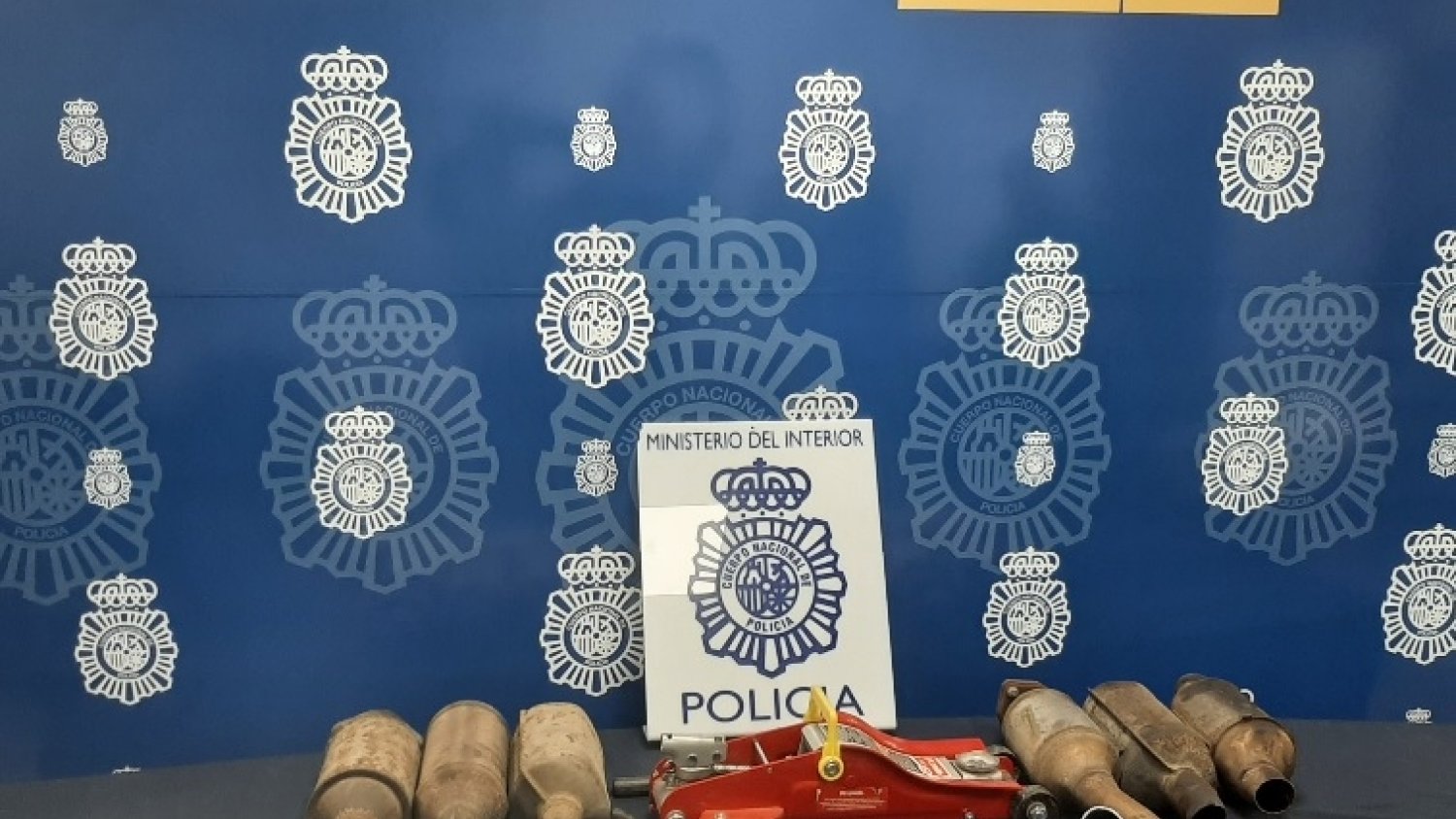 Detenido el conductor de un vehículo con ocho catalizadores sustraidos y herramientas para robos