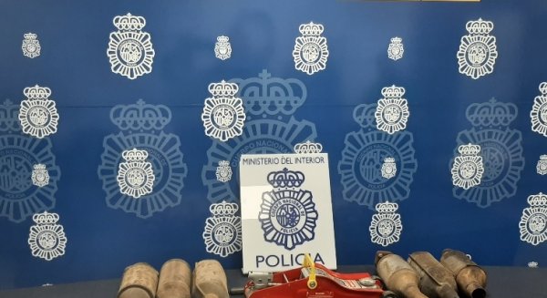 Detenido el conductor de un vehículo con ocho catalizadores sustraidos y herramientas para robos