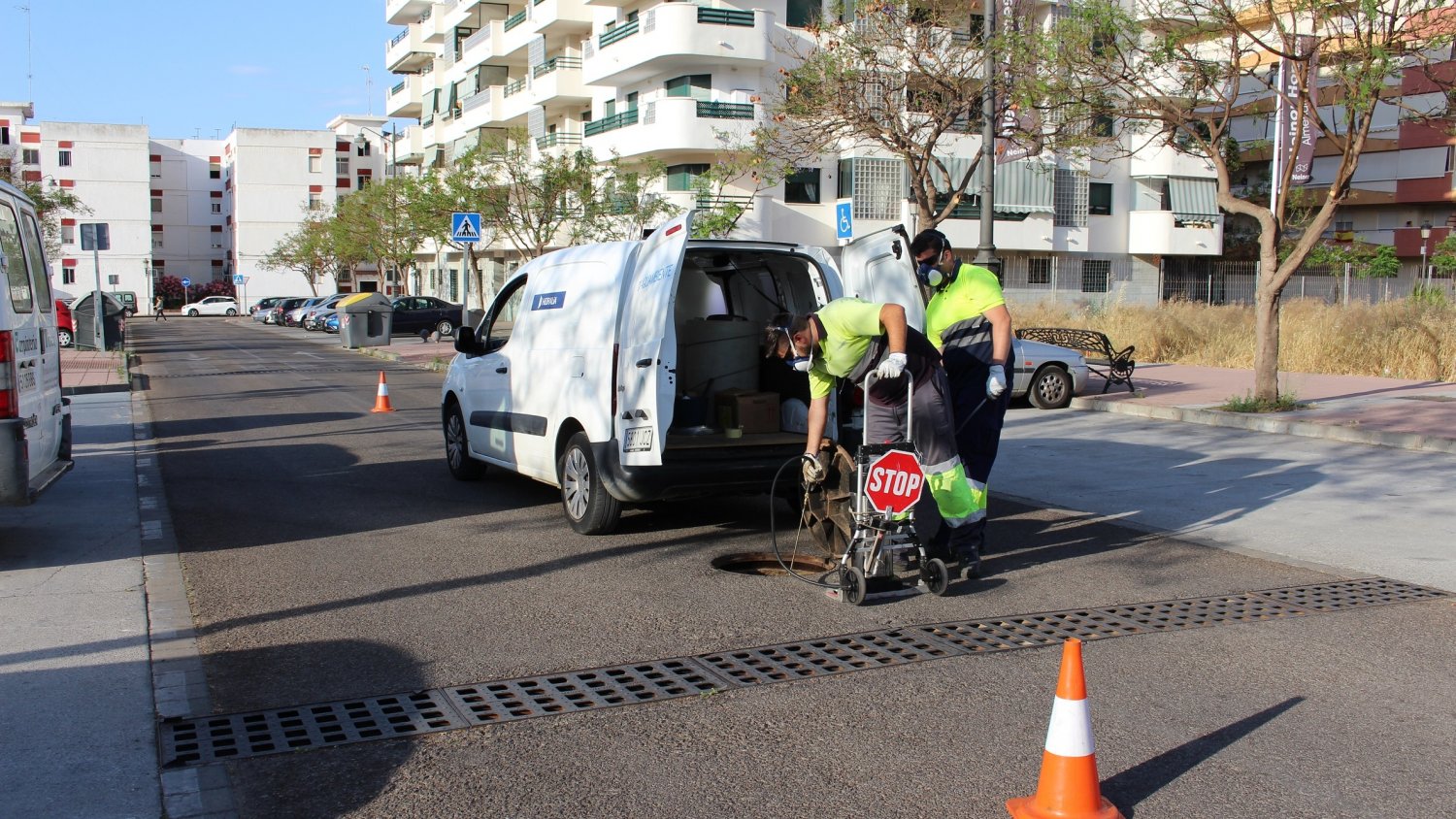 El Ayuntamiento de Estepona continúa los trabajos de desinsectación y desratización en 406 kilómetros de la red de alcantarillado