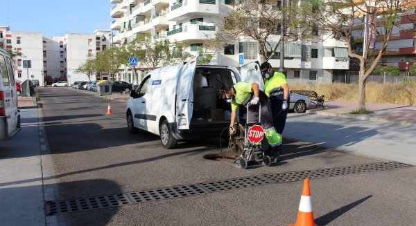 El Ayuntamiento de Estepona continúa los trabajos de desinsectación y desratización en 406 kilómetros de la red de alcantarillado
