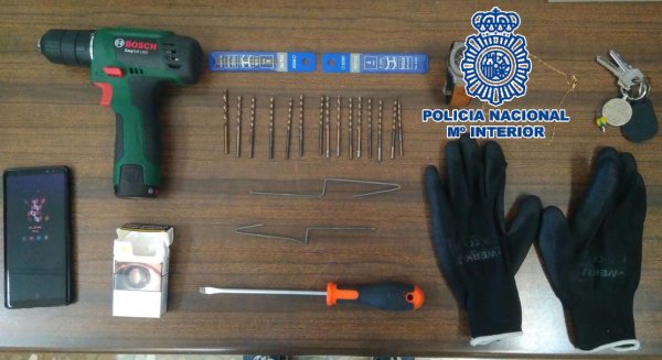 La Policía Nacional detiene a un hombre por cinco robos en domicilios con la técnica del taladro portátil