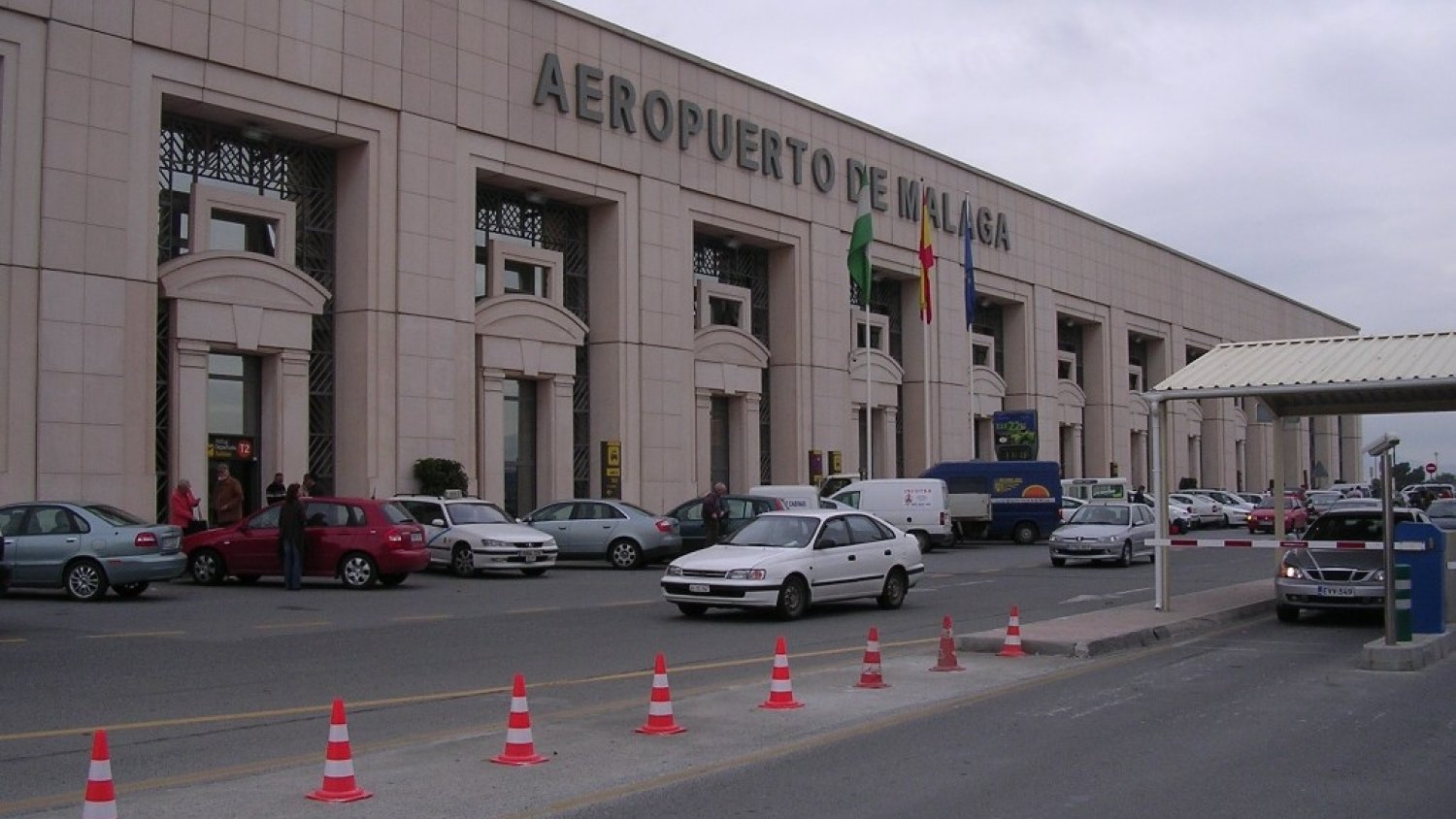 La Policía Local de Málaga reforzará su presencia en el aeropuerto durante el verano para combatir el transporte ilegal de viajeros