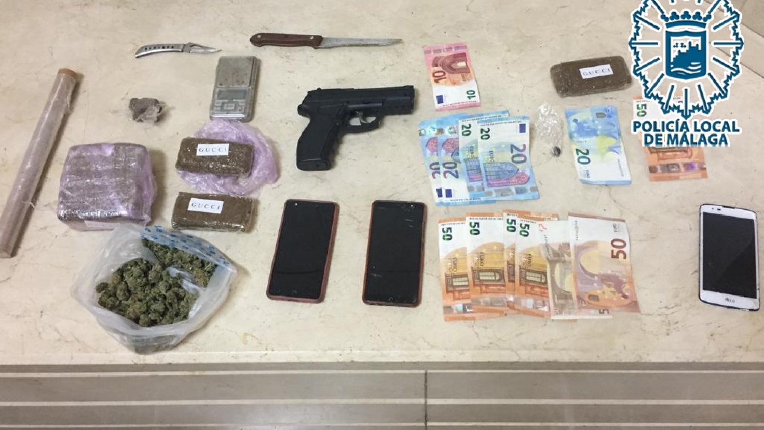 La Policía Local de Málaga desarticula un punto de venta de drogas en la Trinidad y detiene a tres personas