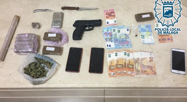 La Policía Local de Málaga desarticula un punto de venta de drogas en la Trinidad y detiene a tres personas