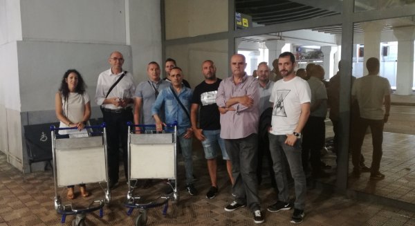 Adelante Málaga se reune con los trabajadores del servicio de carros portaequipajes del Aeropuerto para mostrarles su apoyo