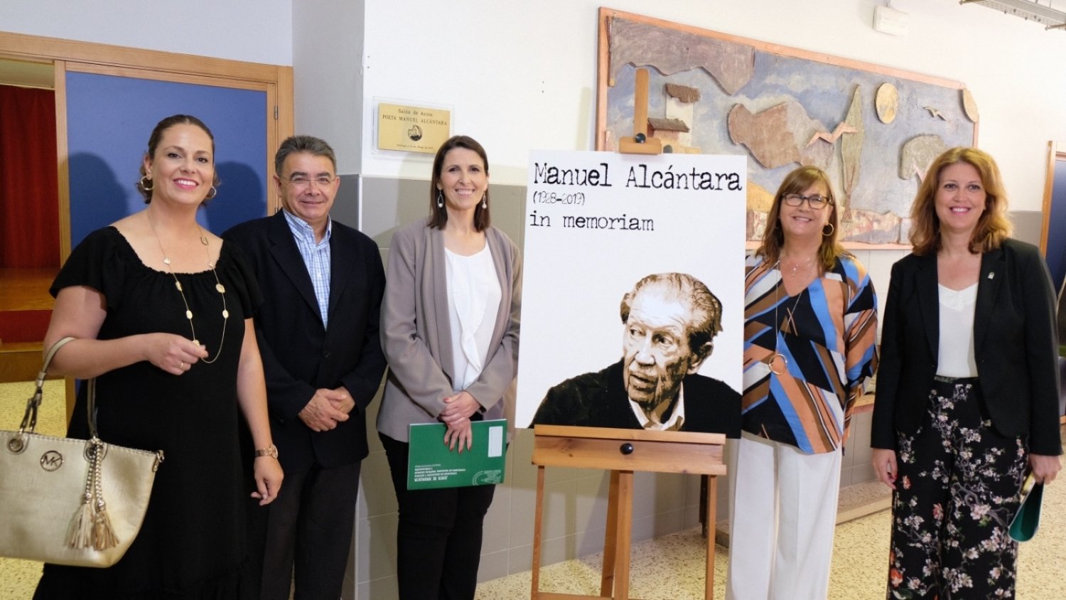 El I.E.S. Manuel Alcántara rinde homenaje a su figura entregando a su Fundación un libro recopilatorio elaborado por la comunidad educativa