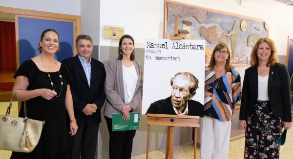 El I.E.S. Manuel Alcántara rinde homenaje a su figura entregando a su Fundación un libro recopilatorio elaborado por la comunidad educativa