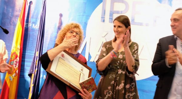 Una alumna del Instituto Provincial de Educación Permanente de Málaga obtiene el título de bachillerato con 83 años