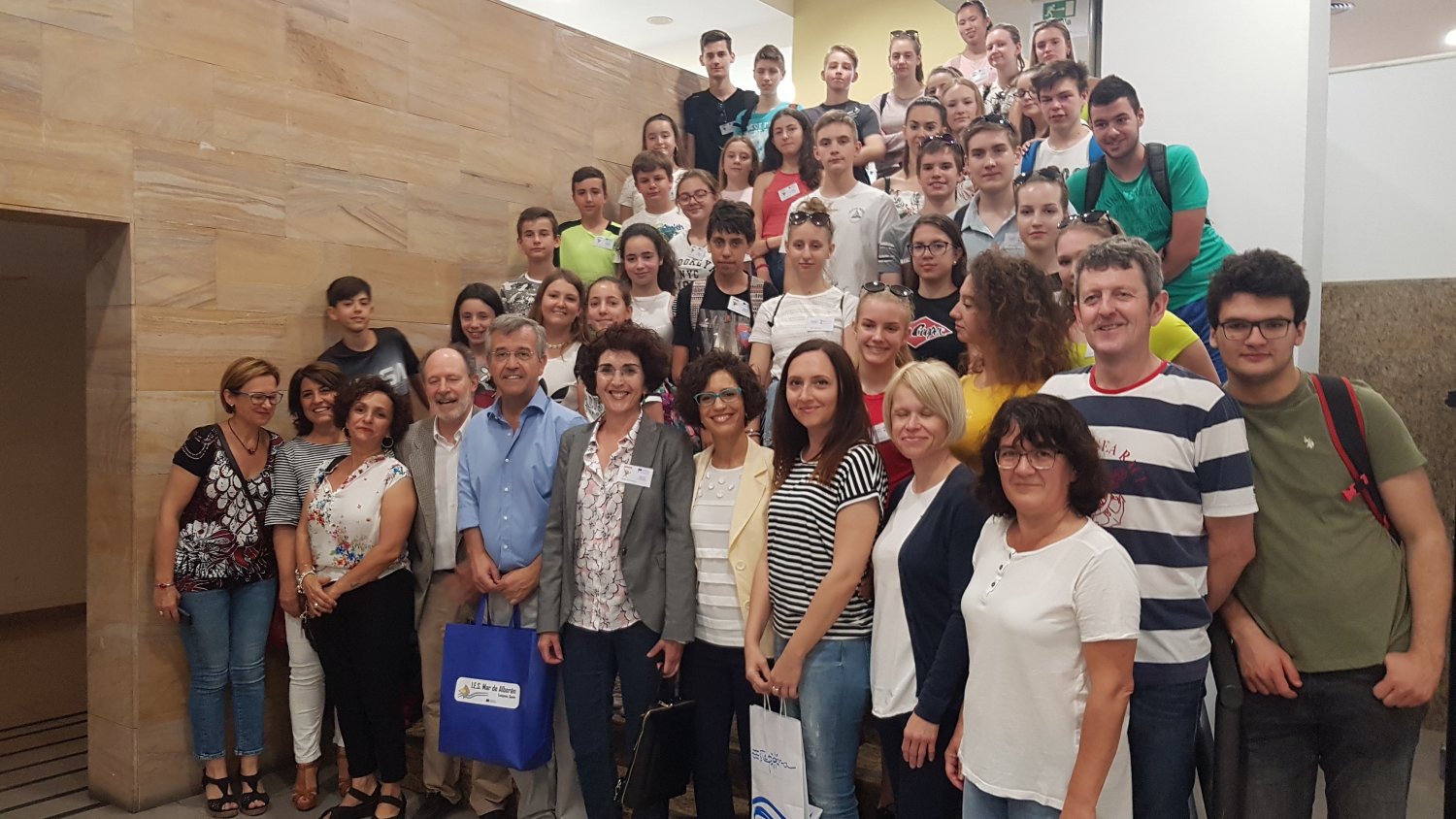 El alcalde de Estepona recibe a un grupo de jóvenes eslovenos que participan en un proyecto Erasmus+ sobre robótica