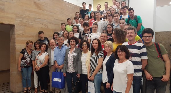 El alcalde de Estepona recibe a un grupo de jóvenes eslovenos que participan en un proyecto Erasmus+ sobre robótica
