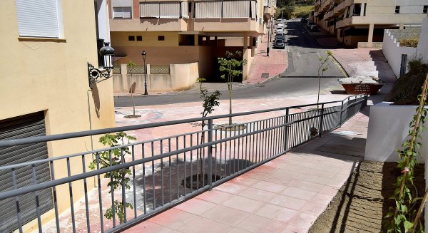 El Ayuntamiento de Estepona concluye la construcción de una plaza pública en la barriada ‘Mar y Sierra’