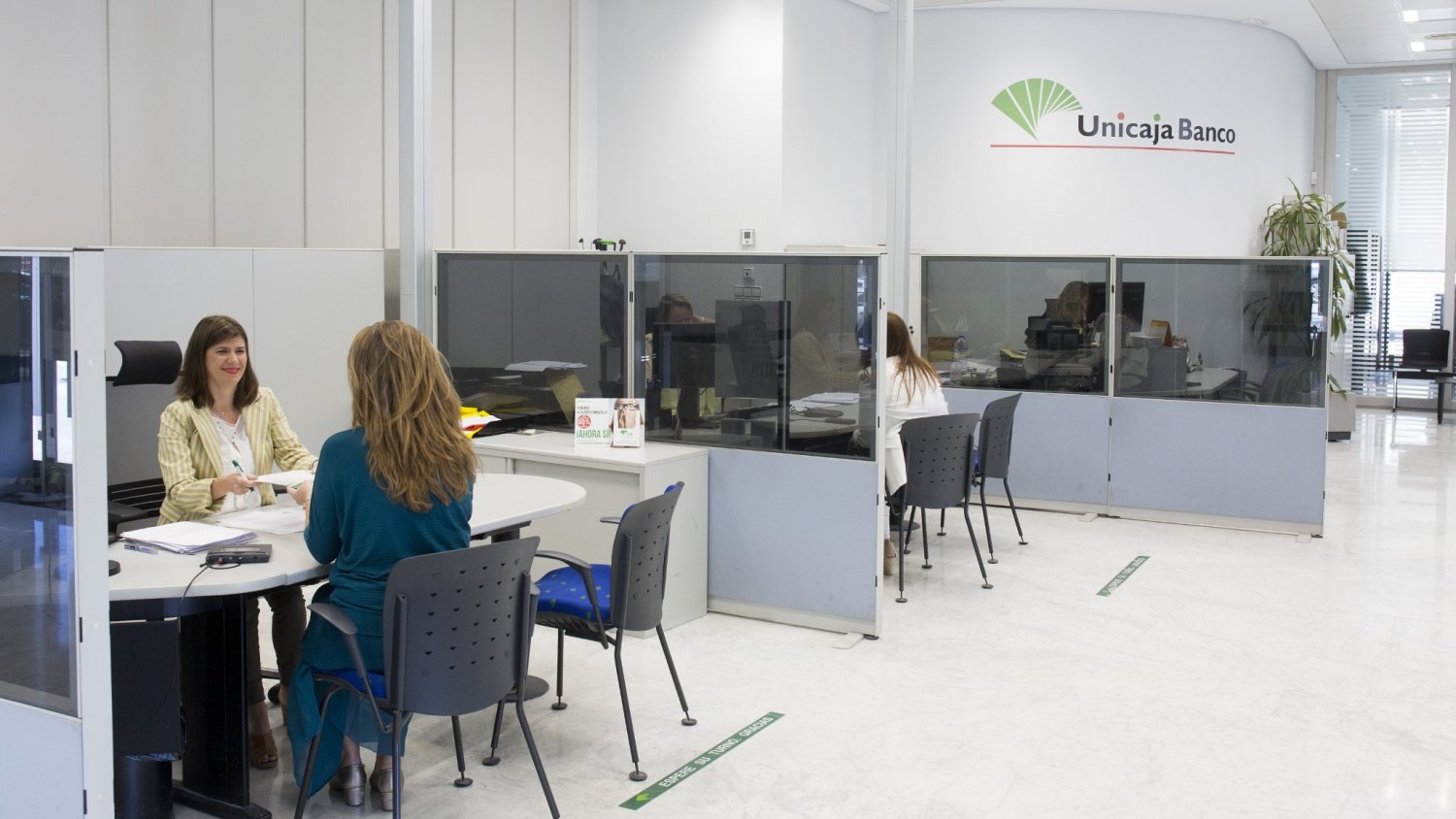 Unicaja Banco bonifica la domiciliación de nómina con una tarjeta de hasta 250 euros