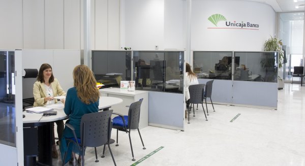Unicaja Banco bonifica la domiciliación de nómina con una tarjeta de hasta 250 euros