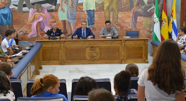 Centros escolares de Rincón de la Victoria participa en un pleno infantil para trasladar al alcalde sus peticiones en materia de movilidad sostenible