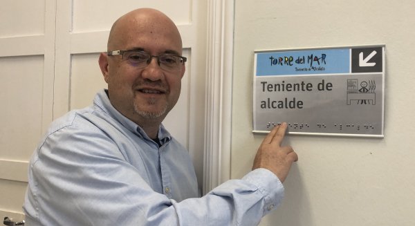 El Ayuntamiento de Vélez-Málaga instala carteles adaptados a personas con autismo y en sistema Braille
