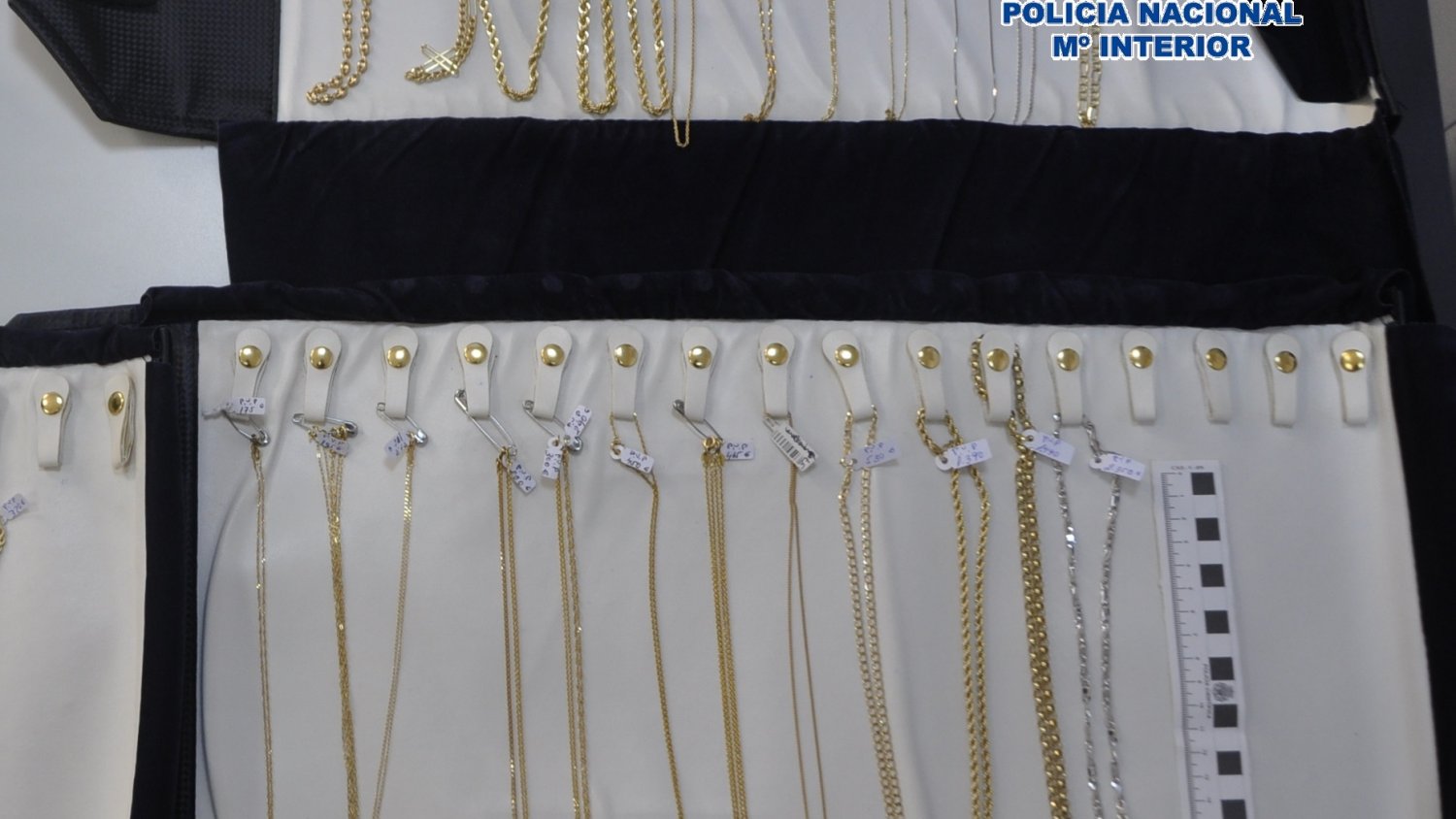 La Policía Nacional detiene a un hombre por el hurto de tres mantas de joyas en un comercio en Vélez-Málaga