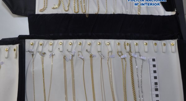 La Policía Nacional detiene a un hombre por el hurto de tres mantas de joyas en un comercio en Vélez-Málaga