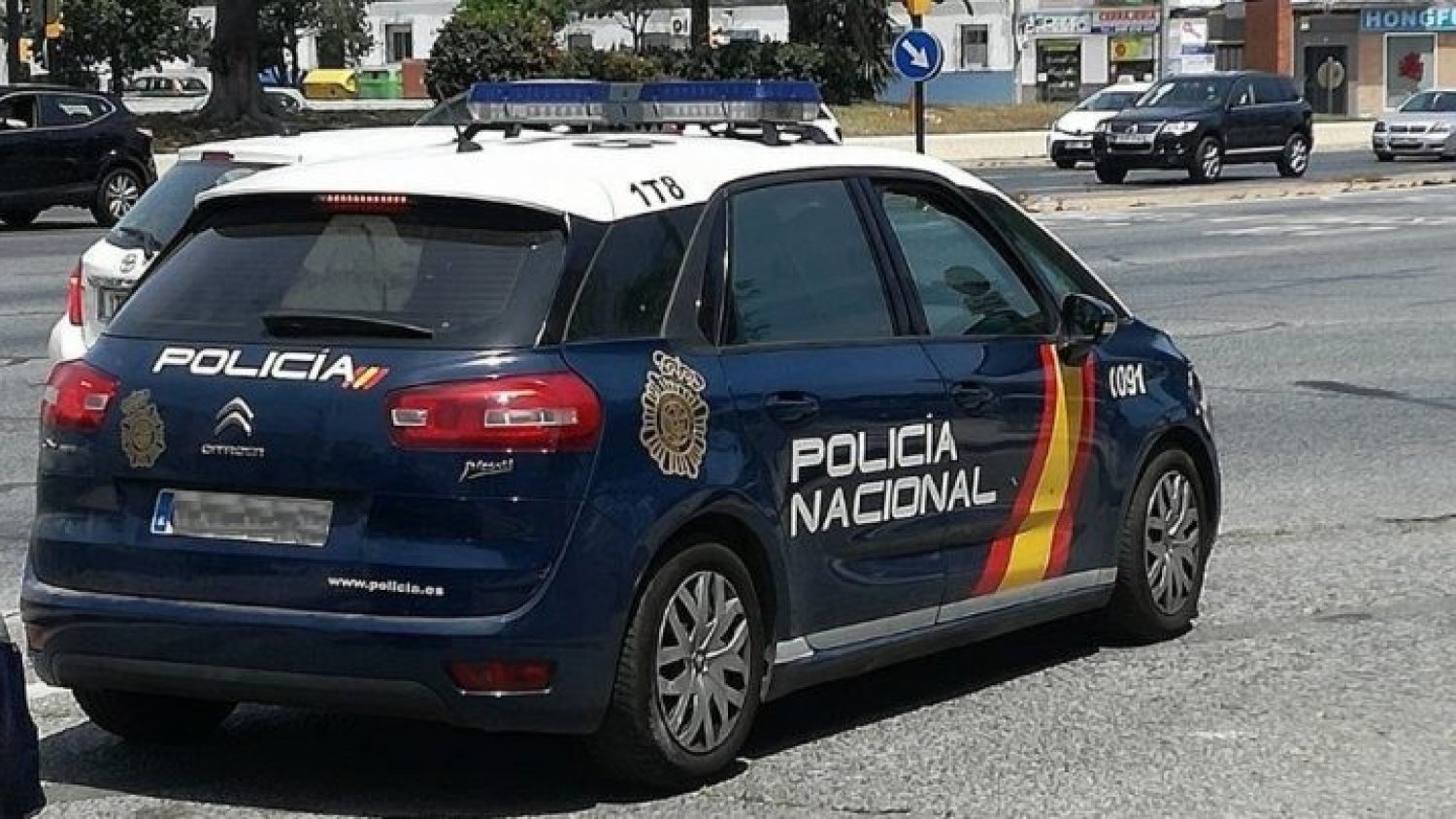 La Policía Nacional localiza encerrada en un coche a una bebé de seis meses con un golpe de calor y detiene a su madre por abandono