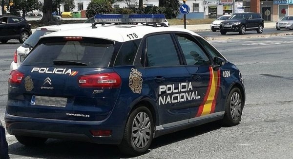 La Policía Nacional localiza encerrada en un coche a una bebé de seis meses con un golpe de calor y detiene a su madre por abandono