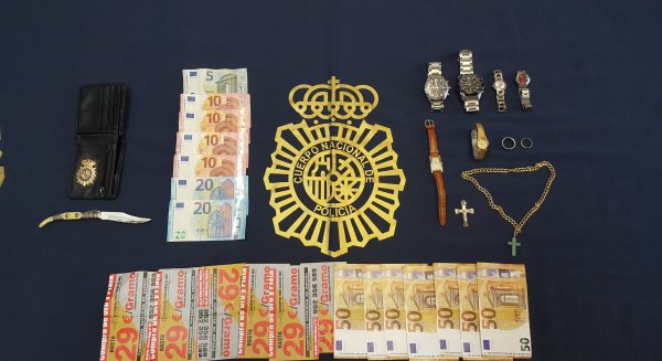 La Policía Nacional detiene a un falso policía por asaltar a un joven víctima de una trampa en la compraventa de un teléfono