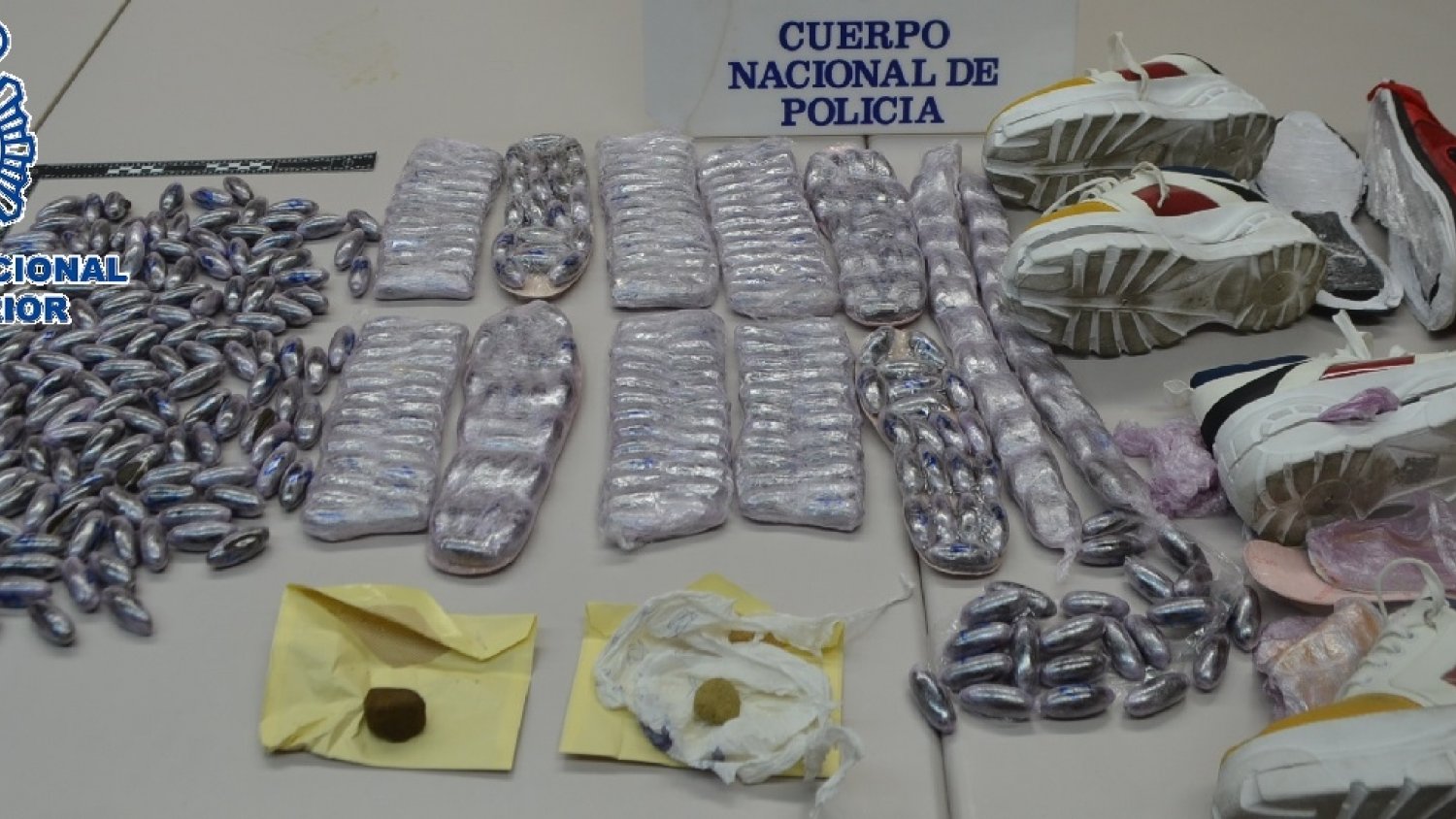 La Policía Nacional incauta cinco kilos de hachís camuflados en las suelas de unas zapatillas deportivas en Estepona