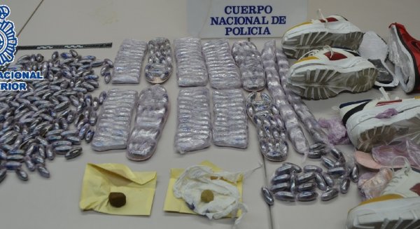 La Policía Nacional incauta cinco kilos de hachís camuflados en las suelas de unas zapatillas deportivas en Estepona