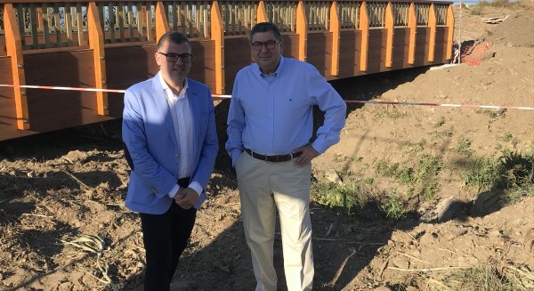 Moreno Ferrer visita la primera fase de la Senda Litoral entre Benajarafe y Chilches