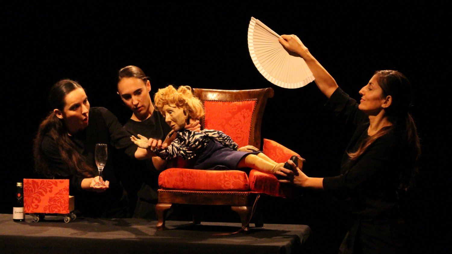 El títere japonés entra en escena en el Teatro Cánovas con el espectáculo 'El sillón'