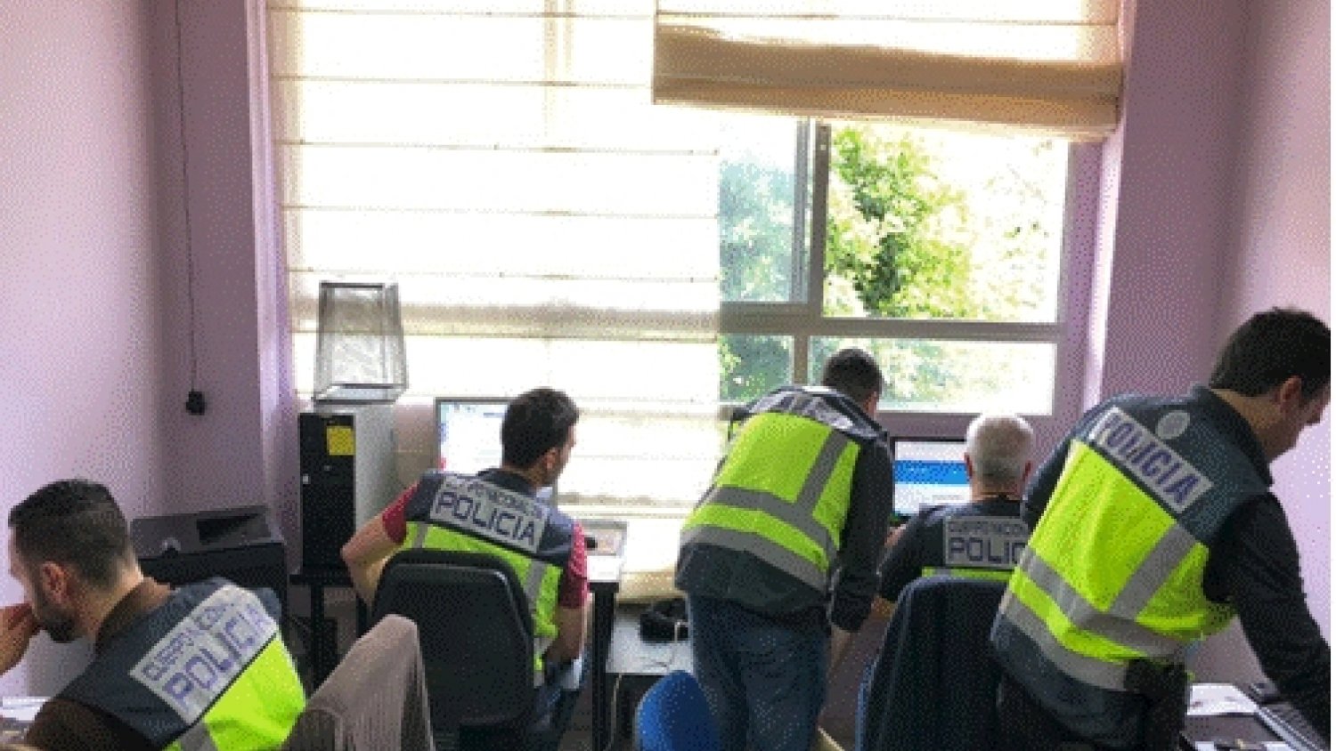La Policía Nacional desmantela una red criminal especializada en el 'timo del gigoló' y detiene a 30 integrantes