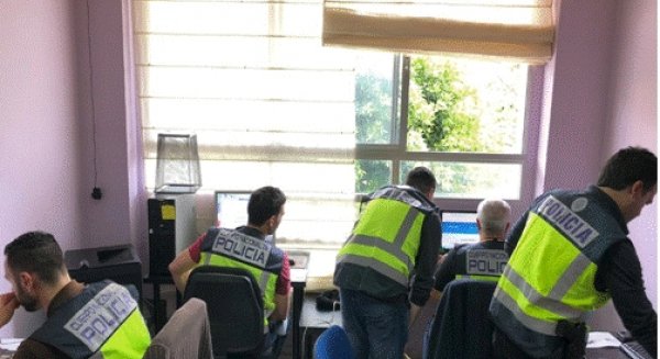 La Policía Nacional desmantela una red criminal especializada en el 'timo del gigoló' y detiene a 30 integrantes