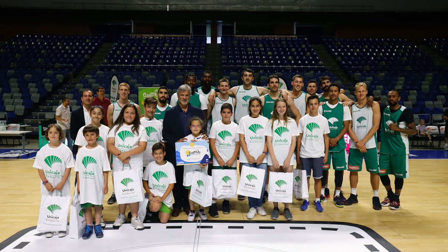 Fundación Unicaja sus Campus de verano con un entrenamiento de puertas abiertas del Unicaja Baloncesto