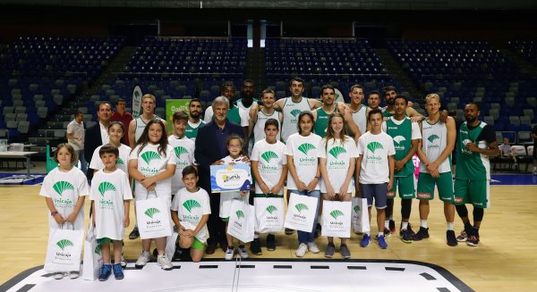 Fundación Unicaja sus Campus de verano con un entrenamiento de puertas abiertas del Unicaja Baloncesto