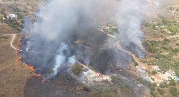 Estabilizado el incendio forestal declarado en el paraje Valtocado de Mijas