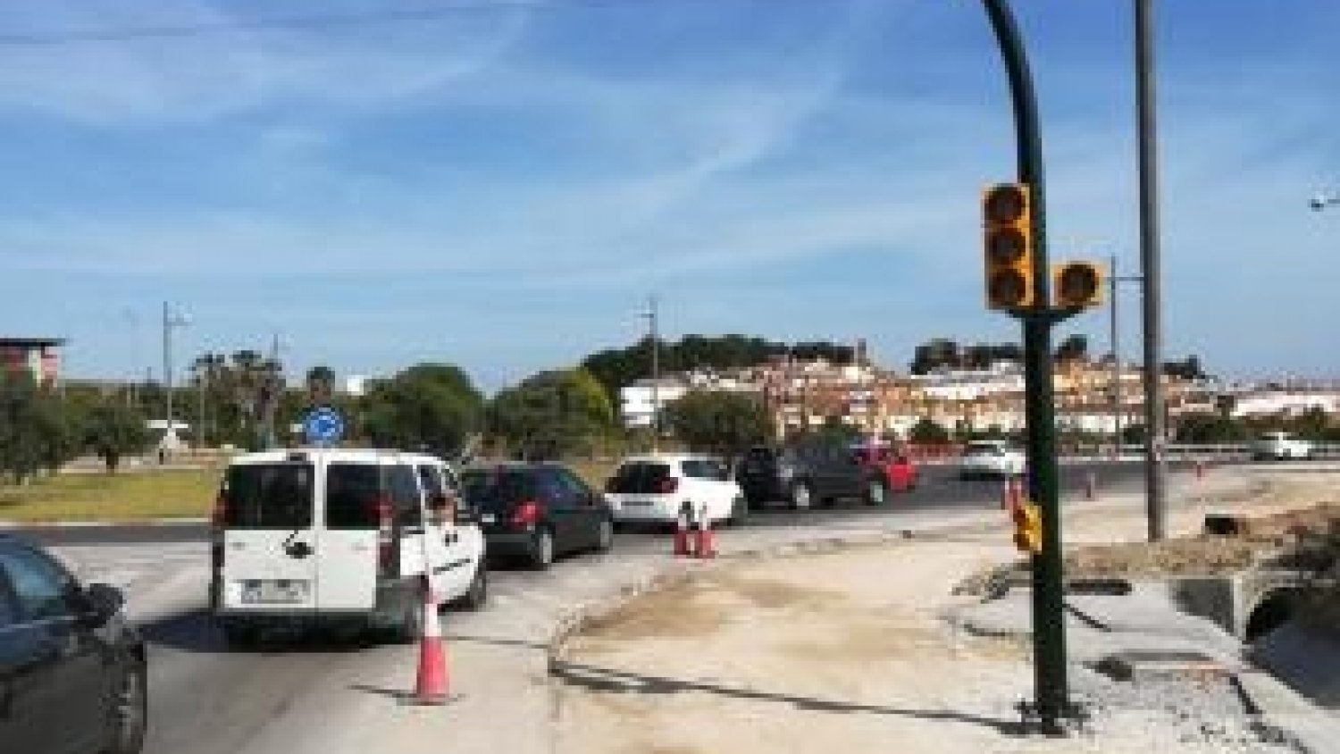 Carril en sentido contrario al habitual en la A-7056 para facilitar el acceso al PTA