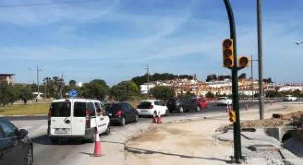 Carril en sentido contrario al habitual en la A-7056 para facilitar el acceso al PTA