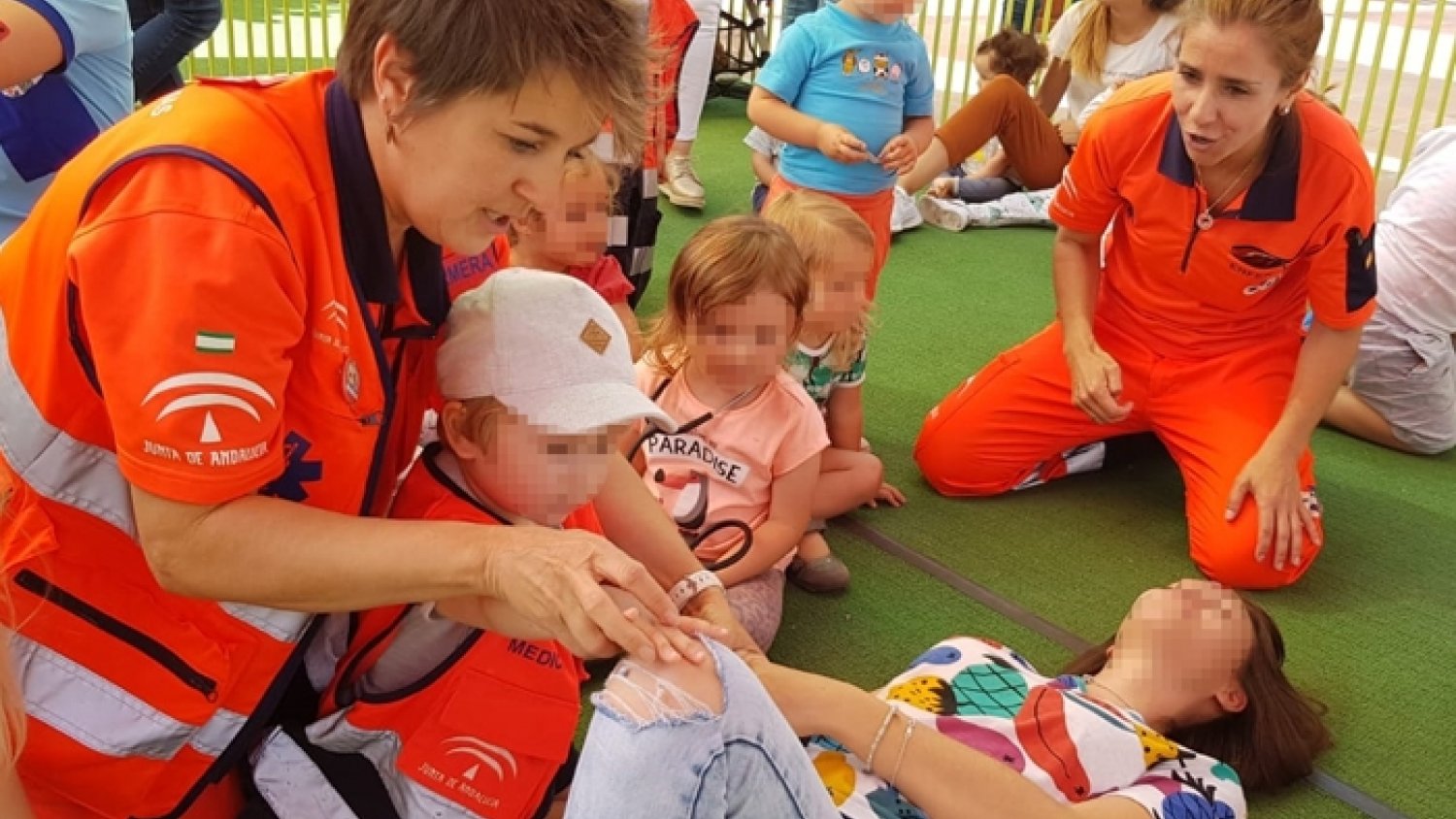 El 061 enseña primeros auxilios a 170 niños en Fuengirola utilizando muñecos de peluche