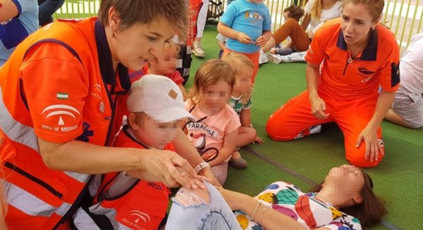 El 061 enseña primeros auxilios a 170 niños en Fuengirola utilizando muñecos de peluche