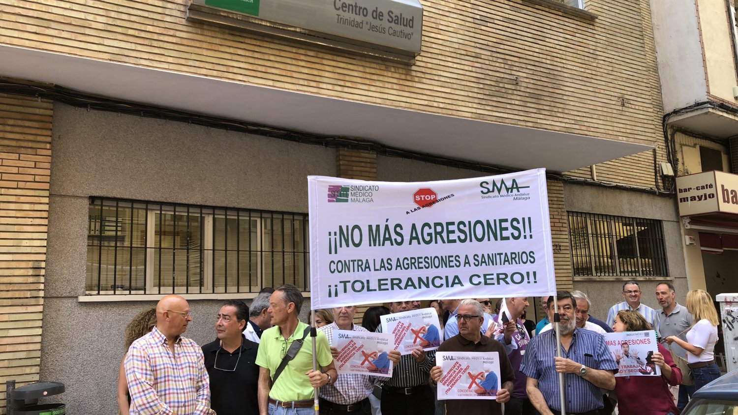 Los médicos se concentran en el centro de salud de la Trinidad para mostrar su repulsa contra una nueva agresión a personal sanitario