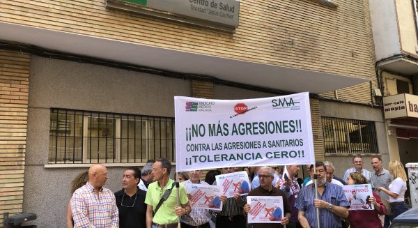 Los médicos se concentran en el centro de salud de la Trinidad para mostrar su repulsa contra una nueva agresión a personal sanitario