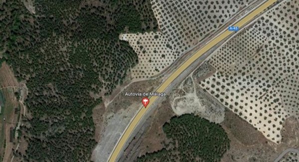 Fallecen dos personas y un menor resulta herido en un vuelco de vehículo en Antequera