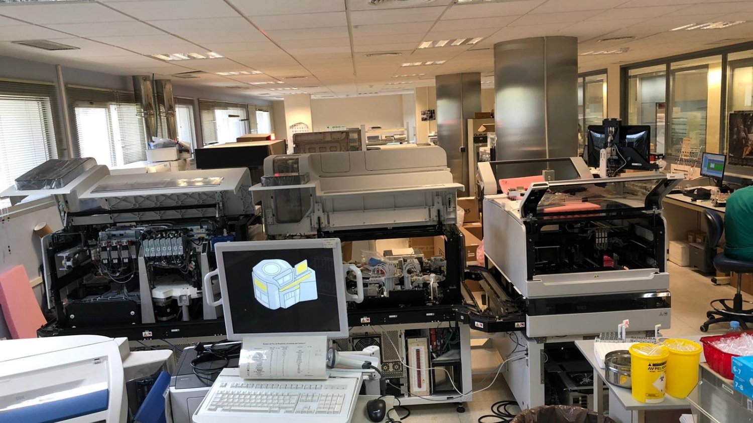Los profesionales de los laboratorios de la provincia de Málaga recogen firmas contra la amenaza del laboratorio provincial