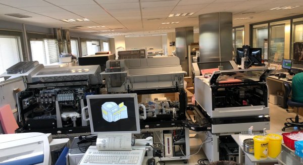 Los profesionales de los laboratorios de la provincia de Málaga recogen firmas contra la amenaza del laboratorio provincial