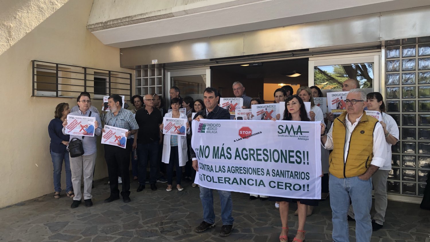 Médicos se concentran en el centro de salud de Campanillas para denunciar una nueva agresión